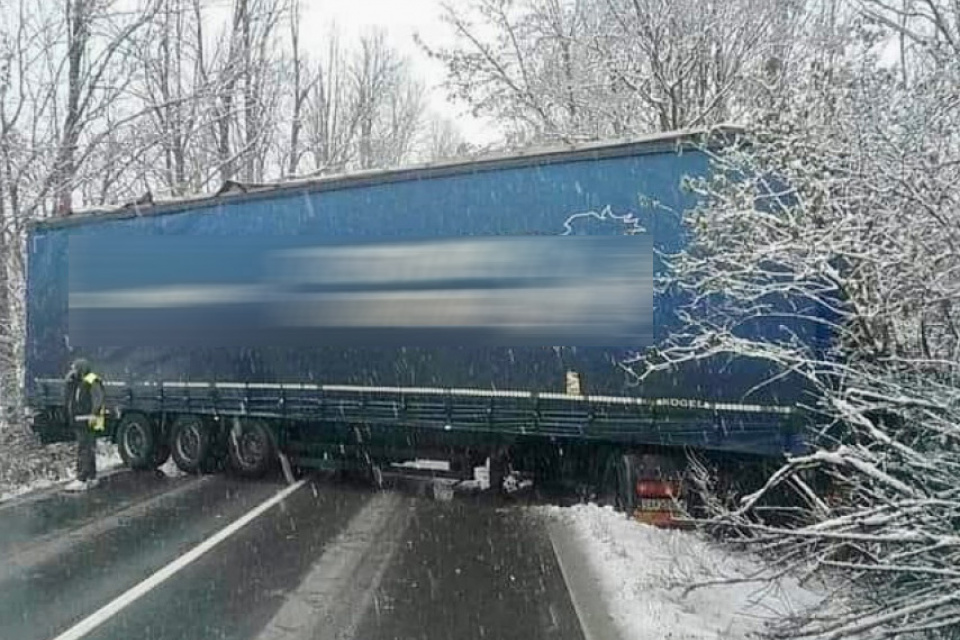 Skrížený kamión na Bielej hore. | Foto: Ladislav Vaškovič
