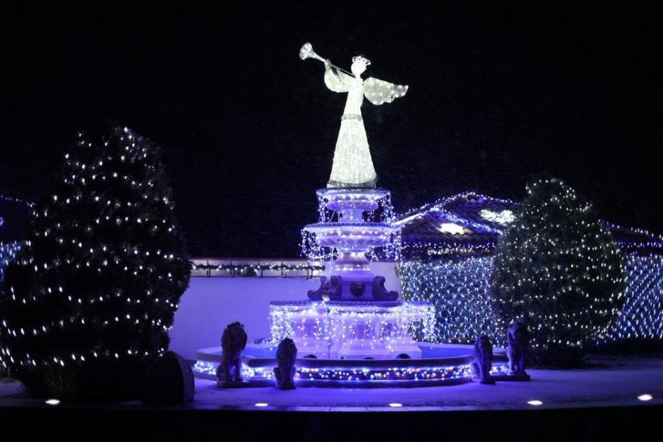 Vysvietený vianočný dom | Zdroj: Seredské novinky