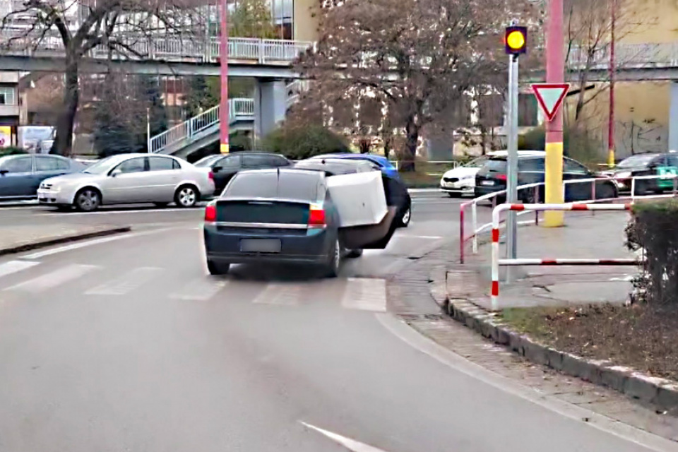 Vodič prevážal chladničku nebezpečným spôsobom. Na snímke je na križovatke Kollárova - Hospodárska v Trnave. | Foto: Fb Miroslav V.
