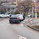 Vodič prevážal chladničku nebezpečným spôsobom. Na snímke je na križovatke Kollárova - Hospodárska v Trnave. | Foto: Fb Miroslav V.