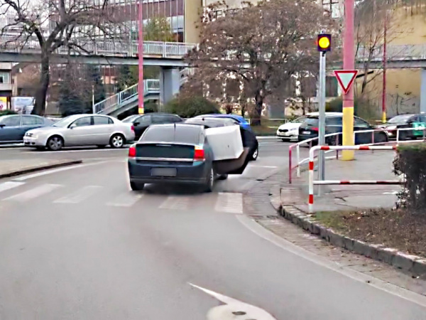 Vodič prevážal chladničku nebezpečným spôsobom. Na snímke je na križovatke Kollárova - Hospodárska v Trnave. | Foto: Fb Miroslav V.