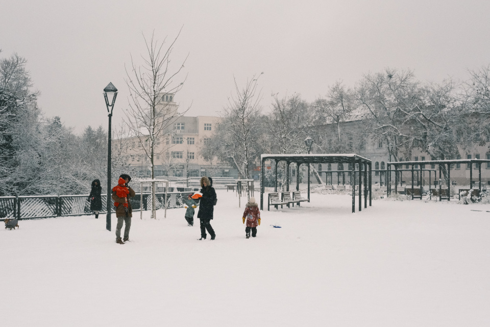 Trnavčania si užívajú sneh v Ružovom parku. | Foto: dv, red.