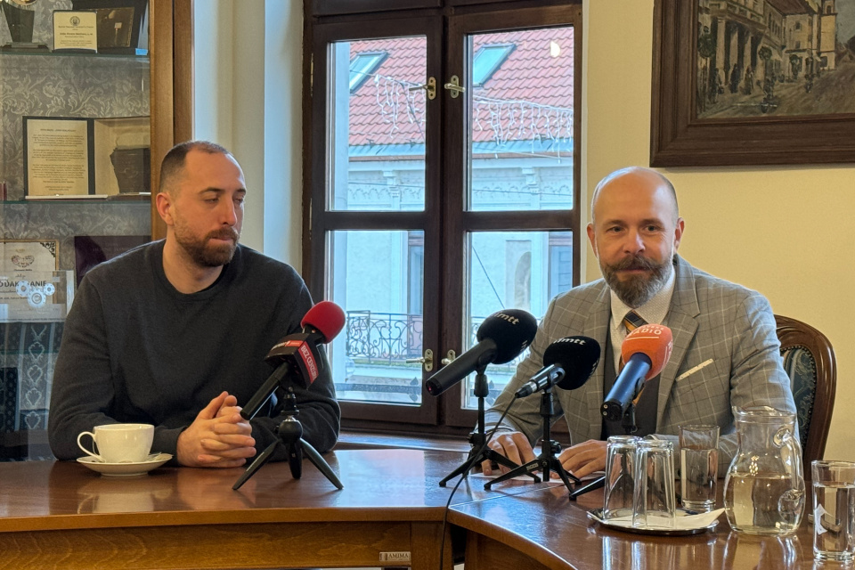 Peter Bročka (vpravo) a prvý zástupca primátora Marcel Krajčo na tlačovej besede po Mestskom zastupiteľstve. | Foto: dv, red.