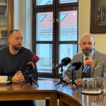 Peter Bročka (vpravo) a prvý zástupca primátora Marcel Krajčo na tlačovej besede po Mestskom zastupiteľstve. | Foto: dv, red.