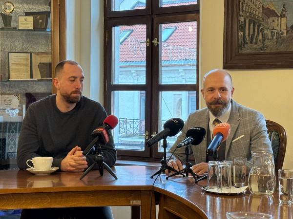 Peter Bročka (vpravo) a prvý zástupca primátora Marcel Krajčo na tlačovej besede po Mestskom zastupiteľstve. | Foto: dv, red.