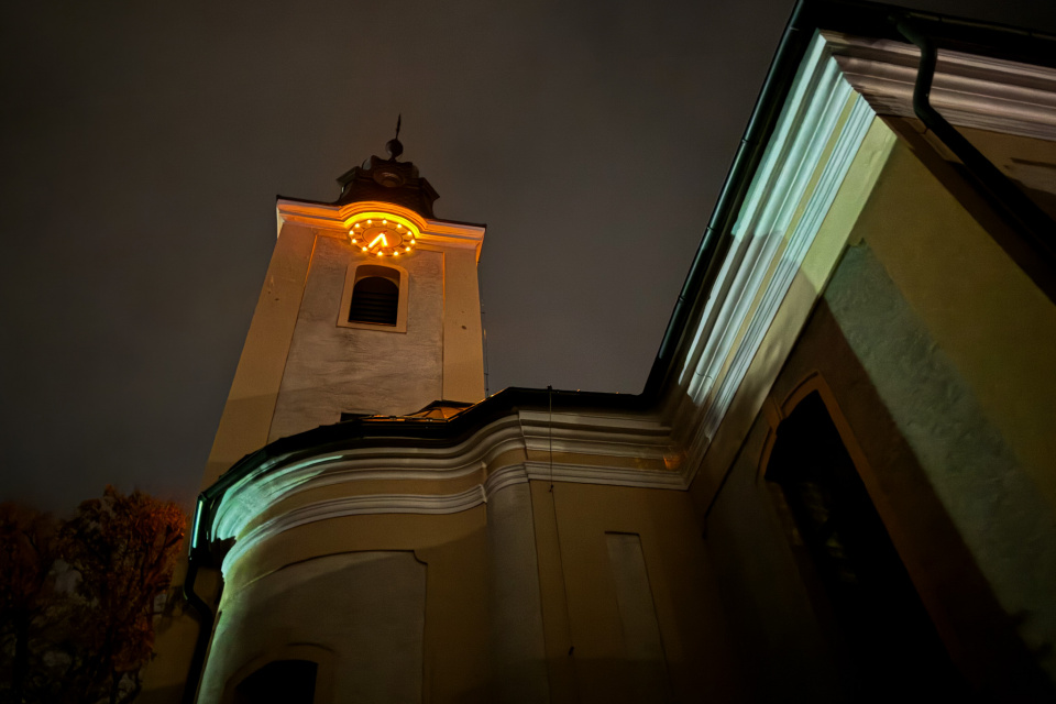 Veriaci prichádzajú ešte po tme. | Foto: dv, Trnavské rádio