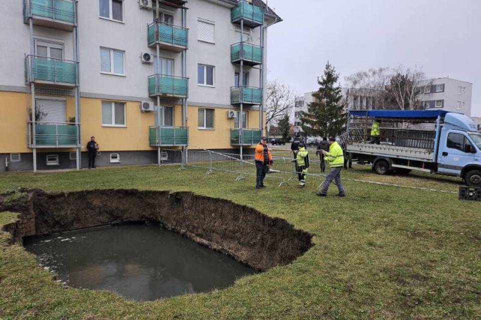 Medzi bytovkami sa prepadla zem | Zdroj: Mesto Galanta