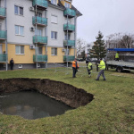 Medzi bytovkami sa prepadla zem | Zdroj: Mesto Galanta