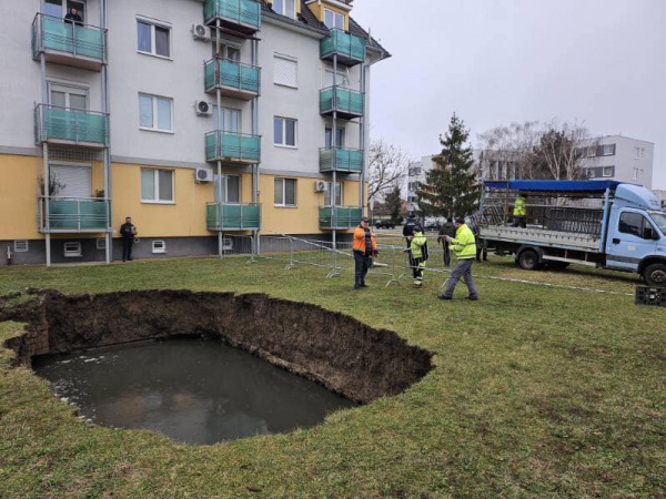 Medzi bytovkami sa prepadla zem | Zdroj: Mesto Galanta