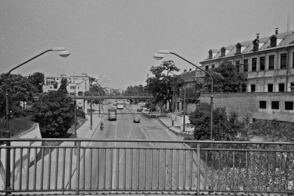 Premávka začiatkom 90. rokov na Hospodárskej ulici v Trnave. | Zdroj: Genpic, Tibor Sásik
