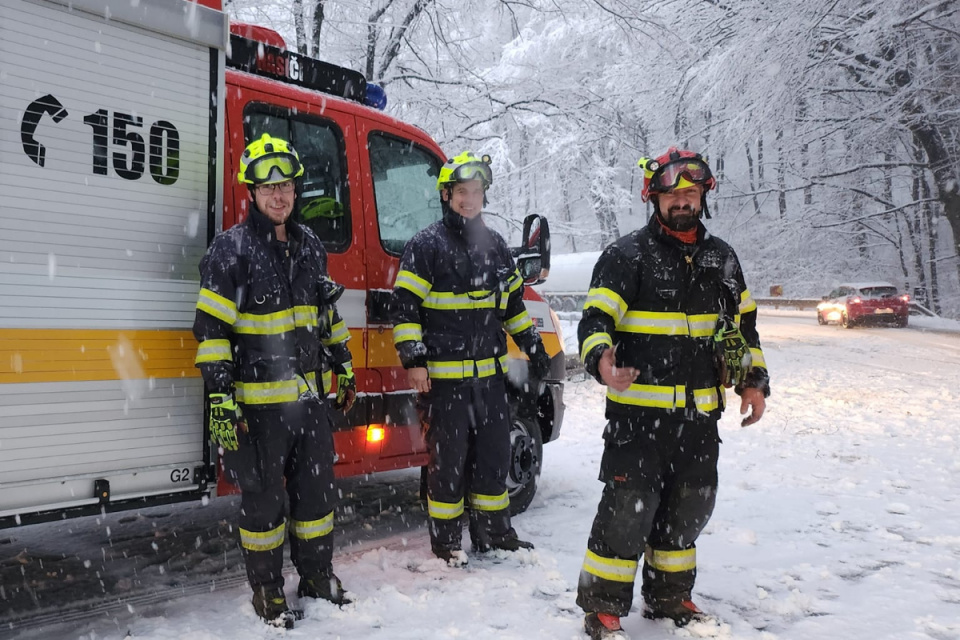 Predvianočnými hrdinami sú hasiči. | Foto: Obec Jablonica, fb