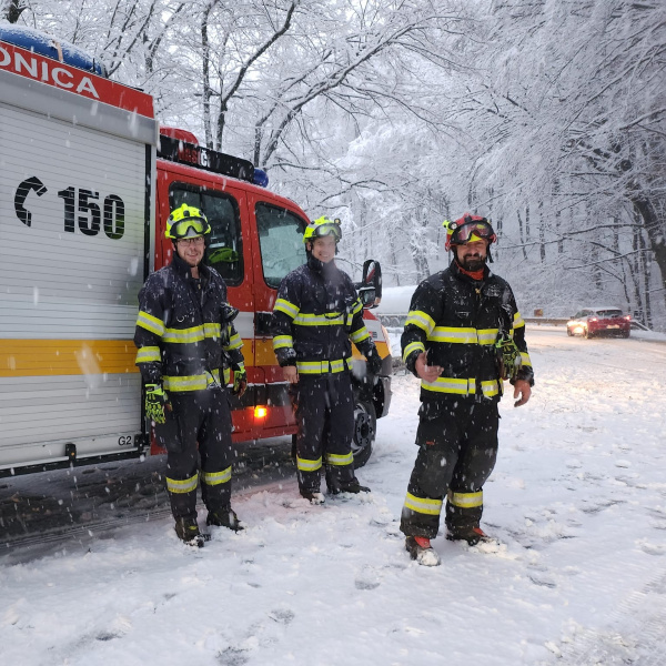 Predvianočnými hrdinami sú hasiči. | Foto: Obec Jablonica, fb