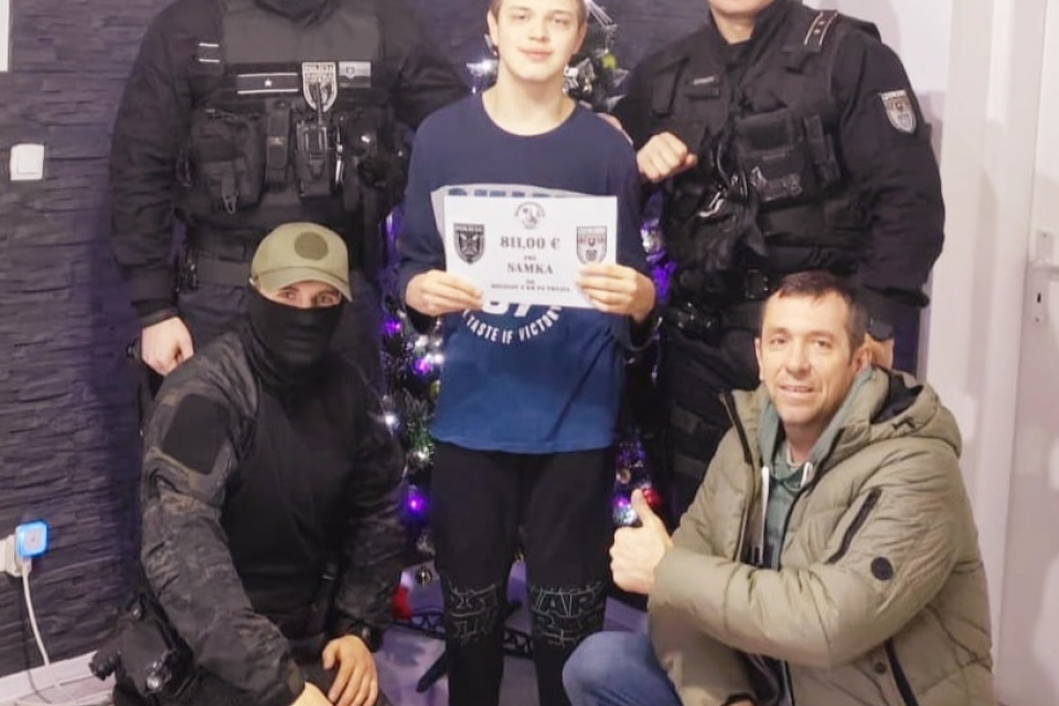 Samko s policajtmi | Zdroj: KRPZTT