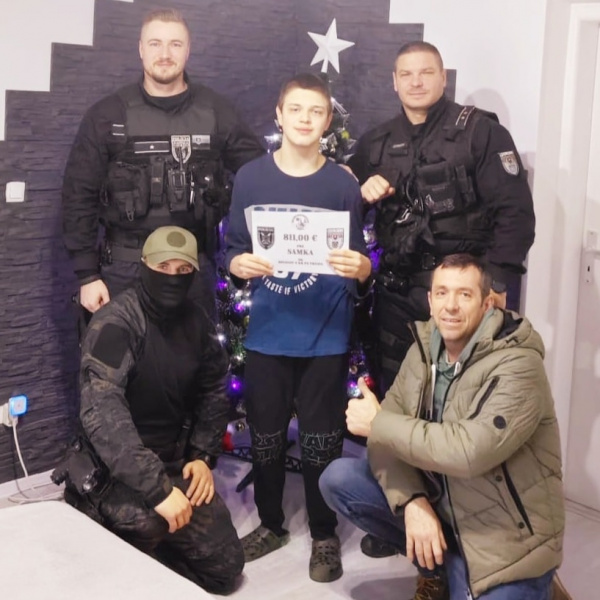 Samko s policajtmi | Zdroj: KRPZTT