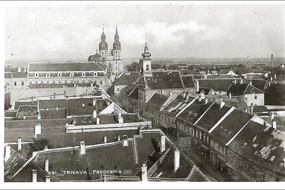 Novšia pohľadnica z Trnavy. Pohľad na Hviezdoslavovu ulicu. Asi rok 1932 | Zdroj: Fotky stará Trnava