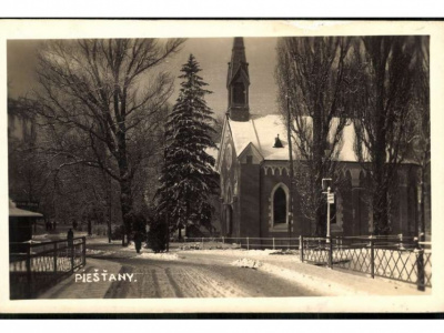 Kaplnka Božského Srdca Ježišovho v Piešťanoch na pohľadnici z roku 1932. l Zdroj: Hungaricana