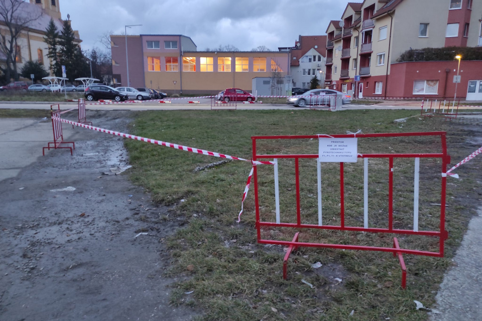 Odpalisko je ohradené páskami | Zdroj: MsP Sereď
