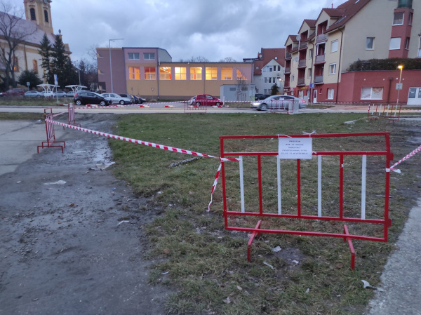 Odpalisko je ohradené páskami | Zdroj: MsP Sereď