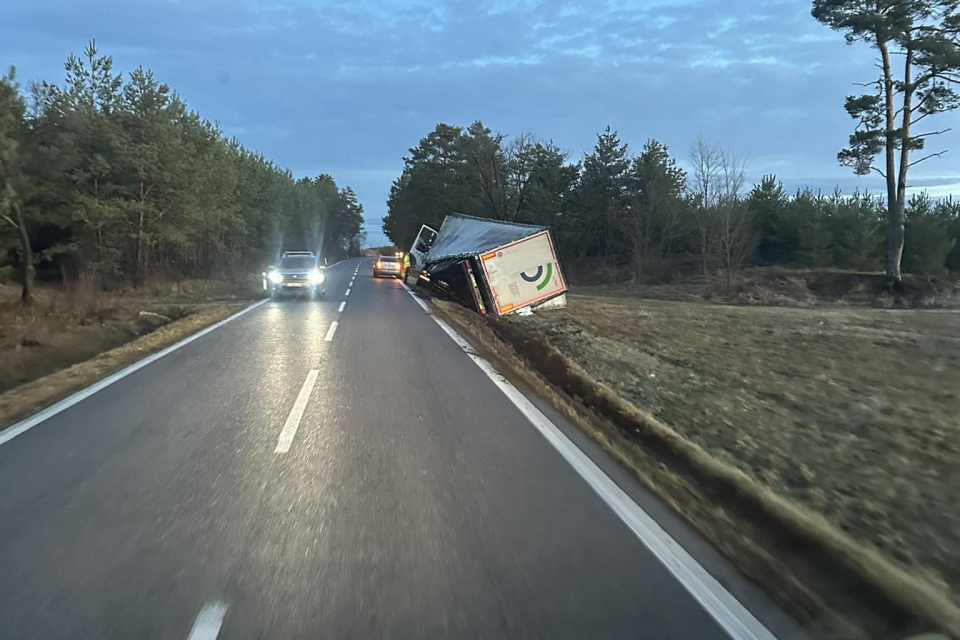 Kamión mimo cesty | Zdroj: Fb Dopravný servis SE, SI a okolie