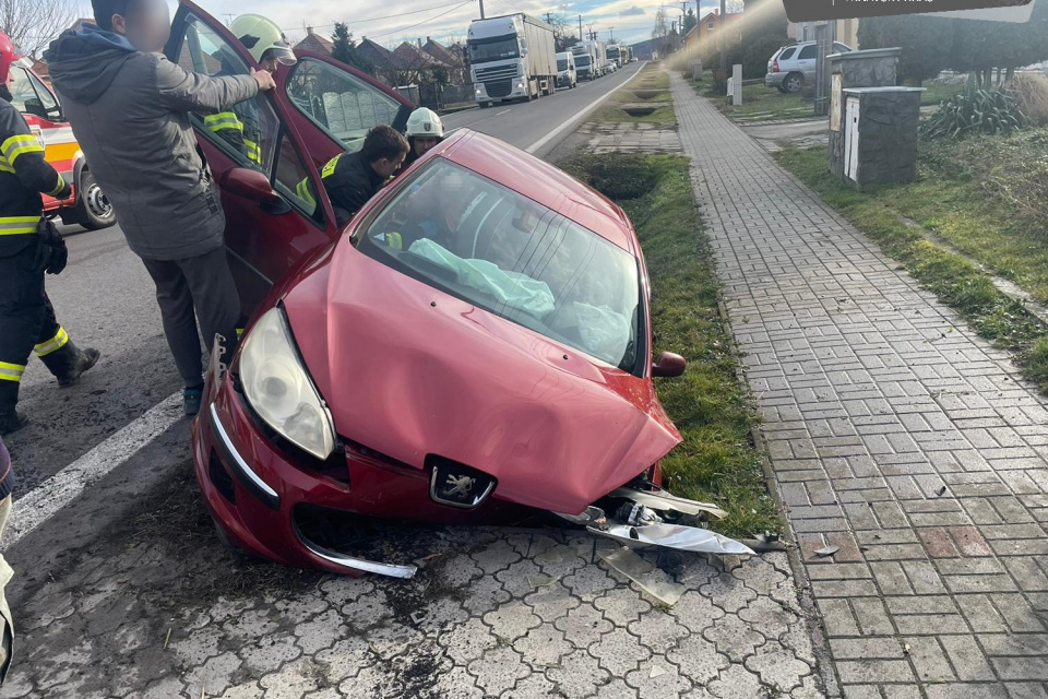 Auto skončilo v priekope | Zdroj: KRPZTT