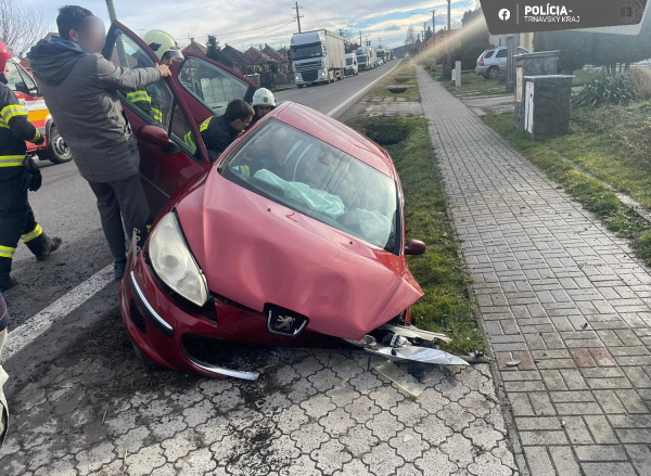 Auto skončilo v priekope | Zdroj: KRPZTT