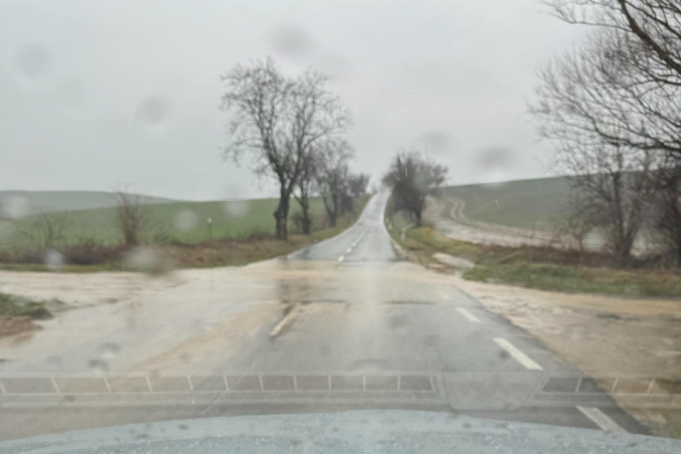 Riziková situácia medzi Šaštínom - Strážami a Petrovou Vsou. | Foto: LiBy Ponca, Dopravný servis SE, SI a okolie, fb
