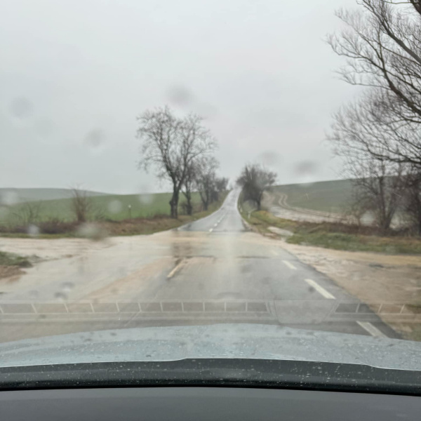 Riziková situácia medzi Šaštínom - Strážami a Petrovou Vsou. | Foto: LiBy Ponca, Dopravný servis SE, SI a okolie, fb