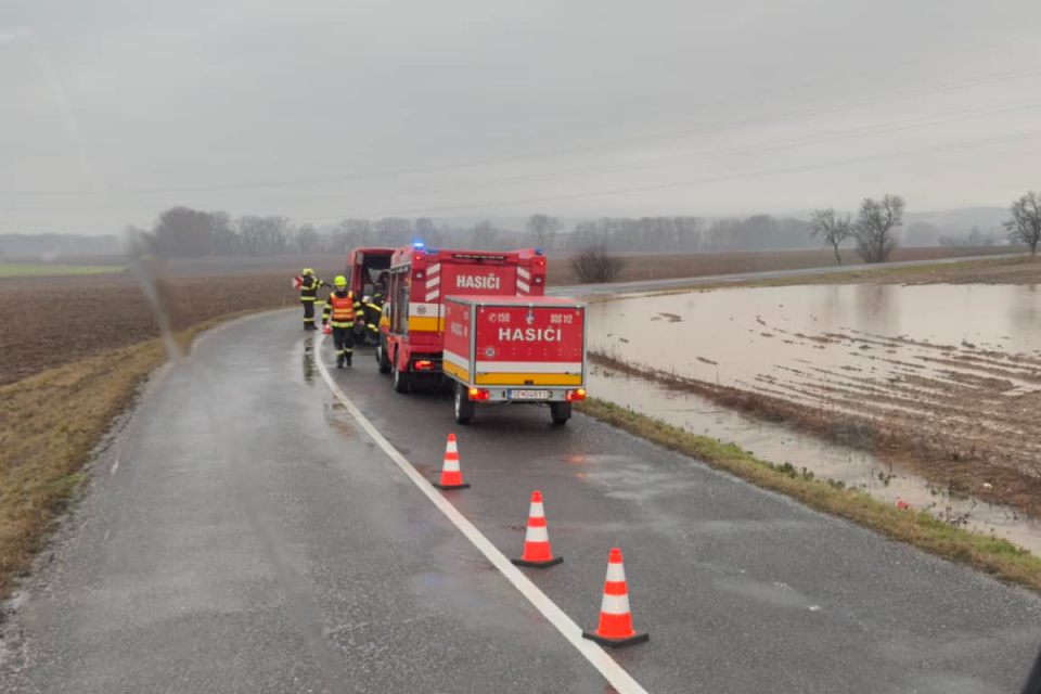 Opatrne na ceste zo Senice do obce Rybky. Hasiči na mieste odčerpávajú vodu z cesty. | Foto: Lukáš Bízek, Dopravný servis SE, SI a okolie, fb