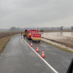 Opatrne na ceste zo Senice do obce Rybky. Hasiči na mieste odčerpávajú vodu z cesty. | Foto: Lukáš Bízek, Dopravný servis SE, SI a okolie, fb