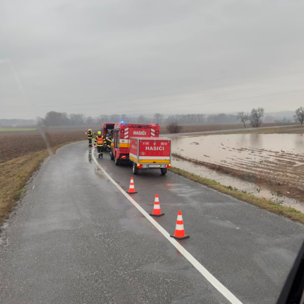 Opatrne na ceste zo Senice do obce Rybky. Hasiči na mieste odčerpávajú vodu z cesty. | Foto: Lukáš Bízek, Dopravný servis SE, SI a okolie, fb