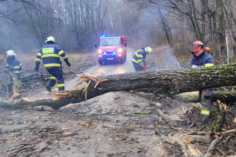 Dobrovoľní hasiči robili poriadky na ceste z Moravian nad Váhom smerom na Výtoky. | Foto: DHZ Moravany nad Váhom, fb