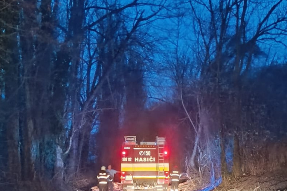 S prekážkou zápasia hasiči. | Foto: Michaela Činčurova, Dopravný servis Okres Hlohovec a okolie, fb