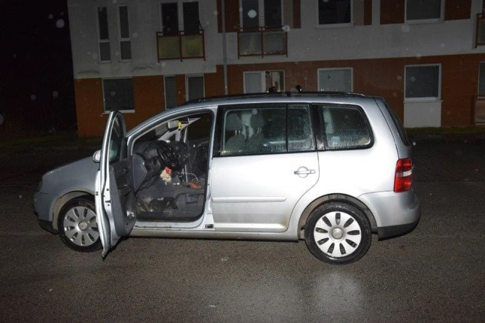Podozrivo odparkované auto | Zdroj: KRPZTT