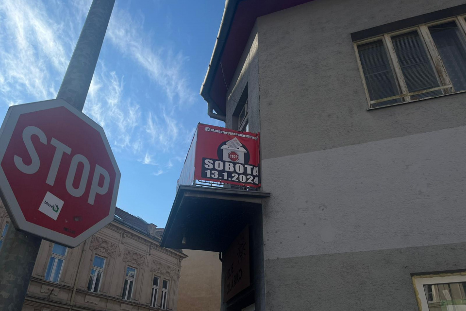 Baner propagujúci referendum v uliciach Trnavy | Zdroj: Alexandra Štofírová, Trnavské rádio