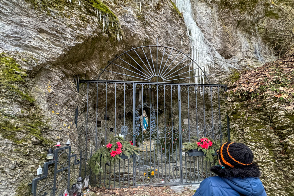 Neďaleko nad vodopádom je skalná kaplnka. | Foto: dv, Trnavské rádio