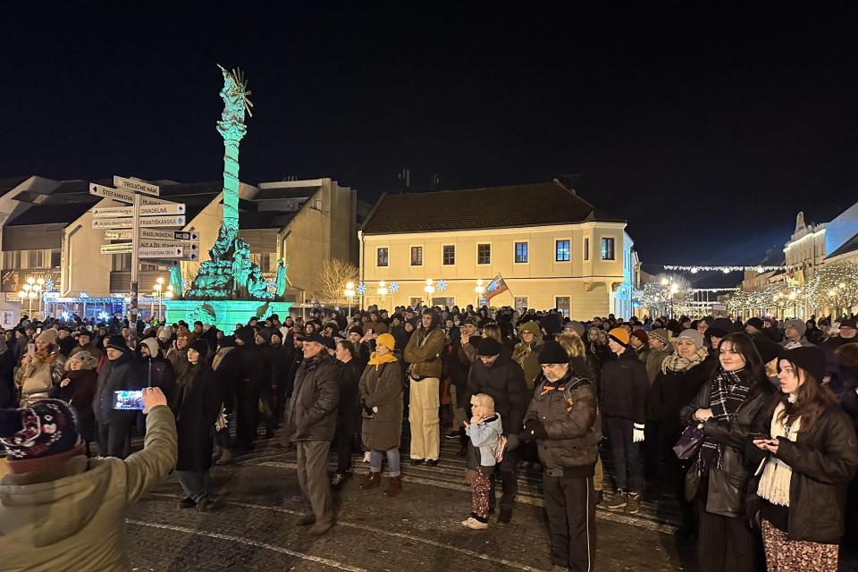 Protest sa začal piesňou. Námestie sa ešte zapĺňa. | Zdroj: Kamila Pánisová