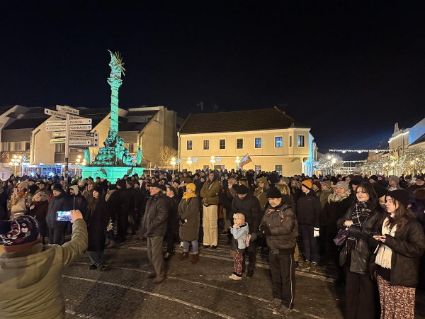 Protest sa začal piesňou. Námestie sa ešte zapĺňa. | Zdroj: Kamila Pánisová