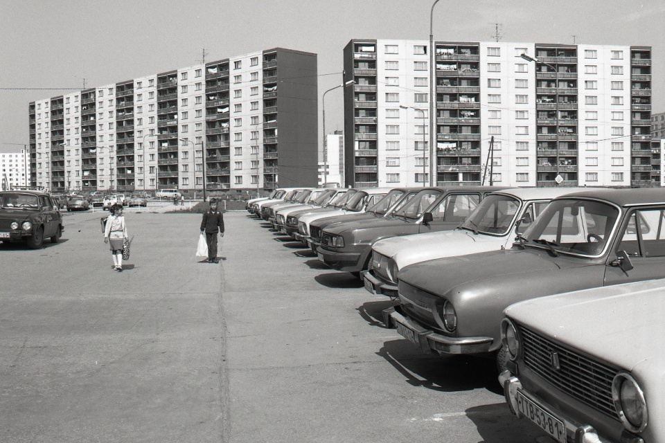 Návrat k bezplatnému parkovaniu ako v 80. rokoch zachytáva snímka novopostaveného sídliska Družba by mohol byť problematický. Áut je násobne viac | Foto: TASR, Štefan Petráš
