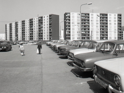 Návrat k bezplatnému parkovaniu ako v 80. rokoch zachytáva snímka novopostaveného sídliska Družba by mohol byť problematický. Áut je násobne viac | Foto: TASR, Štefan Petráš