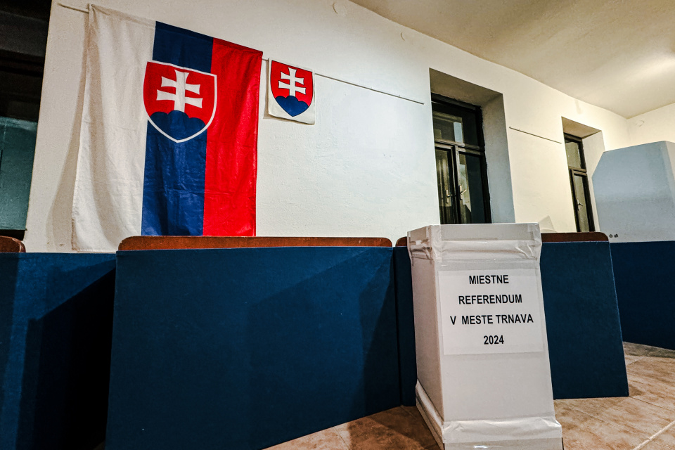 Hlasovacia miestnosť v okrsku č. 1 v Trnave. | Foto: dv, Trnavské rádio