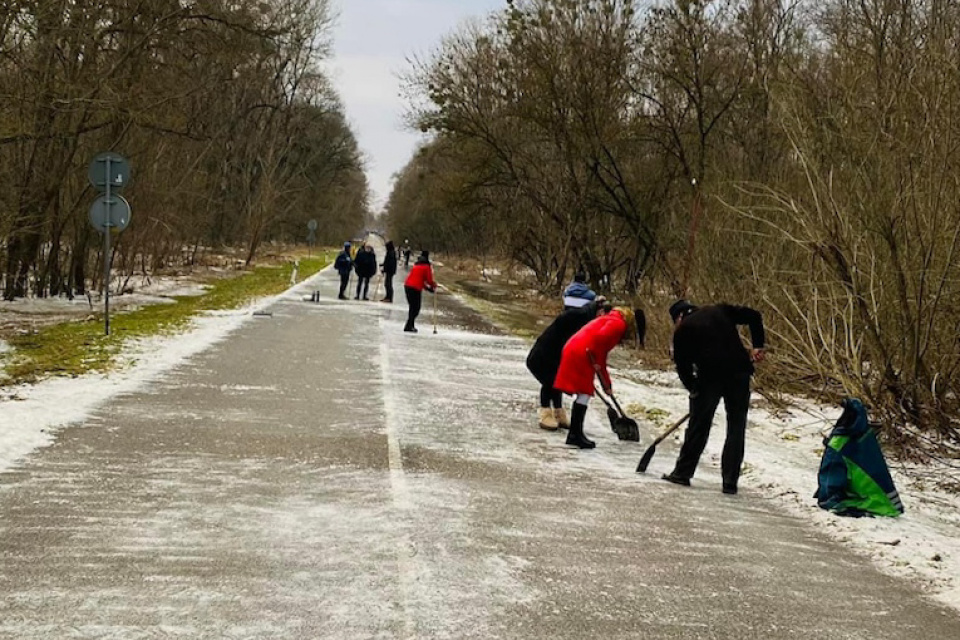 Ručné odpratávanie ľadu dobrovoľníkmi. | Foto: Adél Lounková