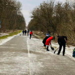 Ručné odpratávanie ľadu dobrovoľníkmi. | Foto: Adél Lounková