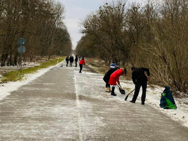 Ručné odpratávanie ľadu dobrovoľníkmi. | Foto: Adél Lounková