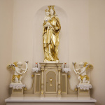 Vynovené sochy na oltári kaplnky | Zdroj: samorin.sk