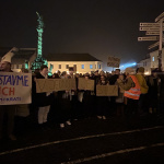 Ľudia s transparentmi. V oranžových vestách boli v dave kontaktné osoby | Zdroj: Karin Talajková, Trnavské rádio
