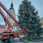 Stromček aktuálne demontujú | Zdroj: dv, Trnavské rádio