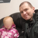 Zasahujúci policajt s dievčatkom | Foto: KRPZTT