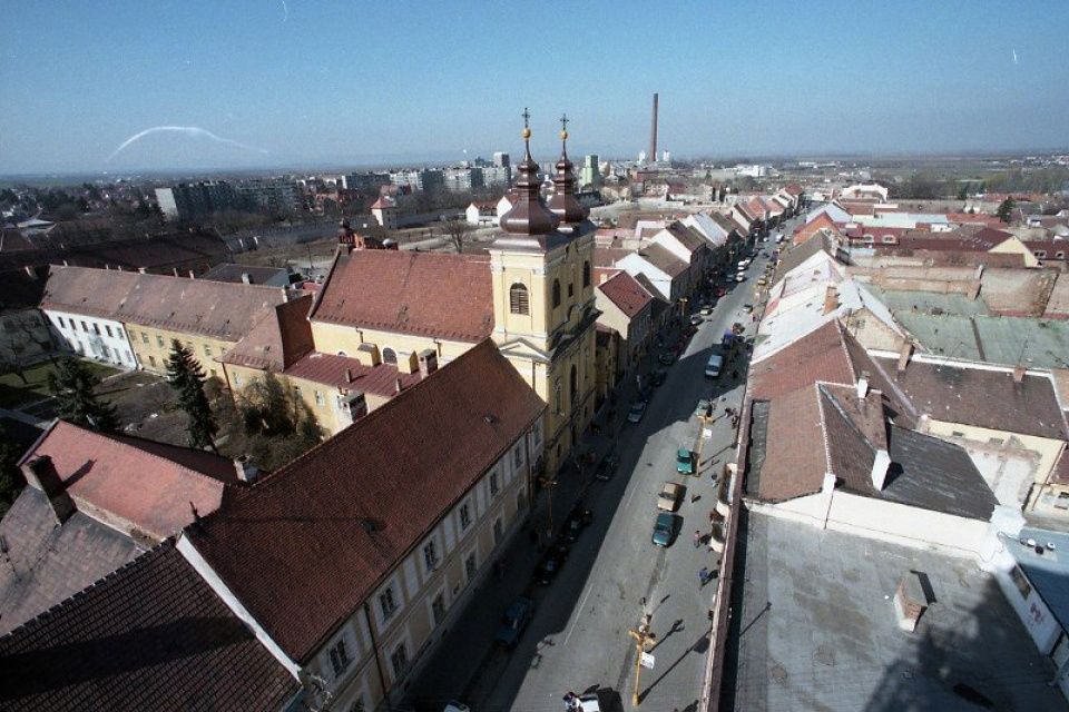 Pohľad na Štefánikovu ulicu a kostol Najsvätejšej Trojice. | Foto: Štefan Puškáš, TASR, licencia: Trnavské rádio
