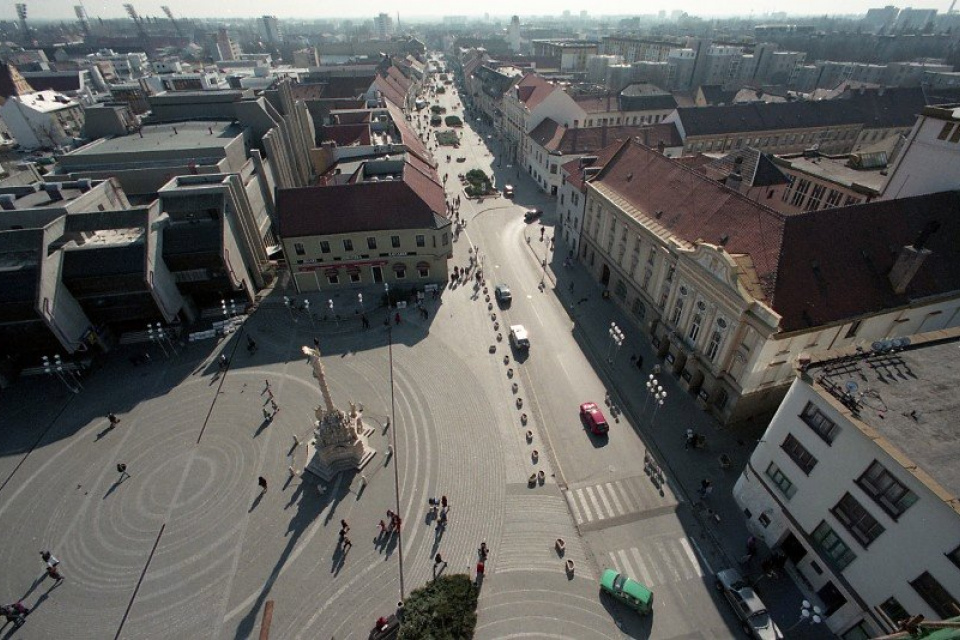 Pohľad na Trojičné námestie a Hlavnú ulicu. | Foto: Štefan Puškáš, TASR, licencia: Trnavské rádio