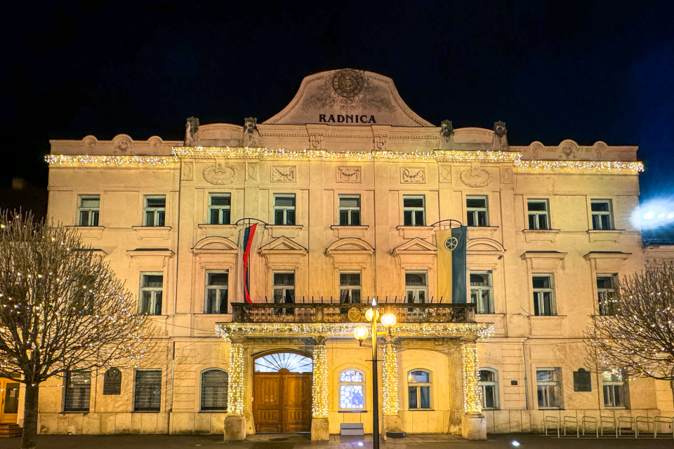 Radnica v Trnave svieti nažlto. | Foto: red.